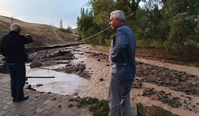 Sarıkamış’ı sel vurdu: Yollar yıkıldı, evleri su bastı