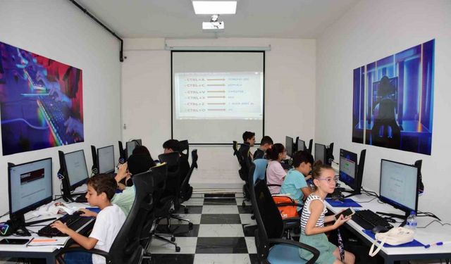 Şehzadeler Belediyesi Fatih Gençlik Merkezi’nde bilgisayar kursu başladı