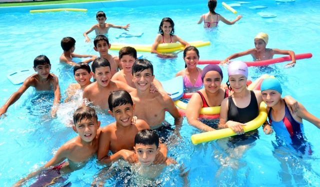 Şehzadeler Belediyesi’nin yüzme kurslarına yoğun ilgi