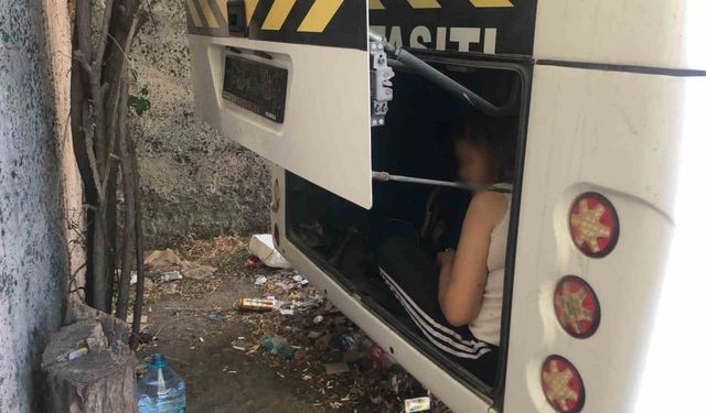 Servis şoförünü şoke eden görüntü: Bir kadın minibüsün bagajına girdi