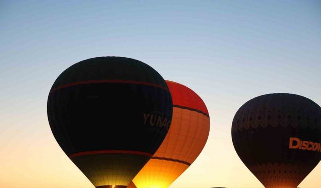 Sıcak hava balonları 15 Temmuz’da Türk bayrağı ve pankartlarla havalandı