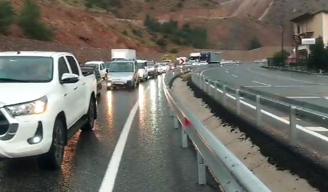 Şiddetli yağış sonrası Gümüşhane-Bayburt yolu kapandı