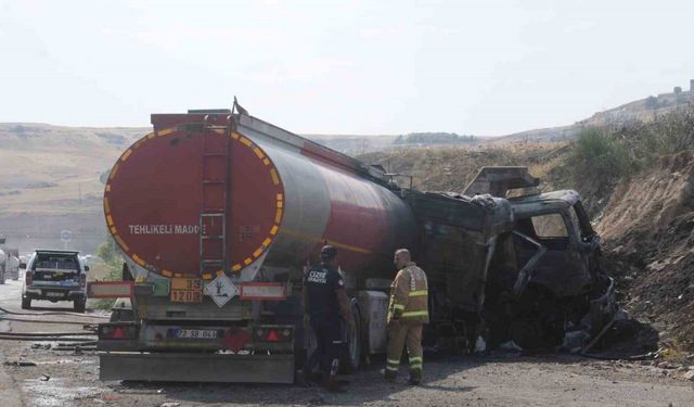 Şırnak’ta karşı şeride geçen hafriyat kamyonu tır ile çarpıştı: 1 ölü, 1 yaralı