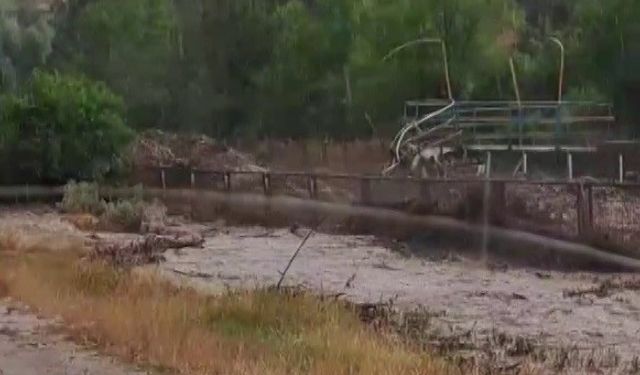 Sivas’ta sel: Köprü yıkıldı, yollar zarar gördü
