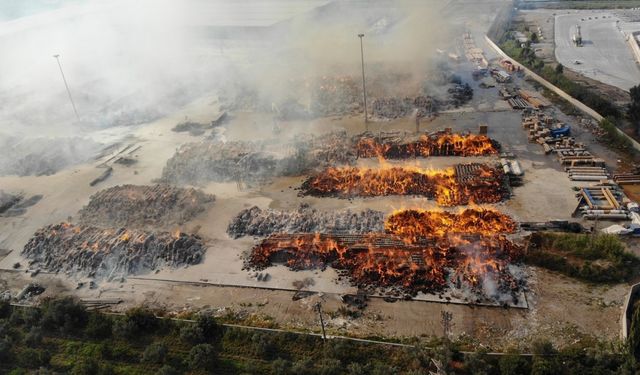 Söke Kipaş Kağıt Fabrikası’ndaki yangın 16 saattir devam ediyor