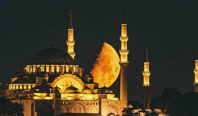 Süleymaniye Camii, yarım ay ile buluştu, ortaya kartpostallık görüntüler çıktı