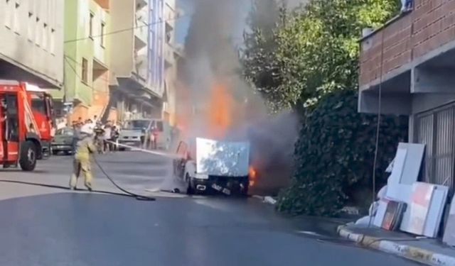 Sultanbeyli’de otomobil alev alev yandı