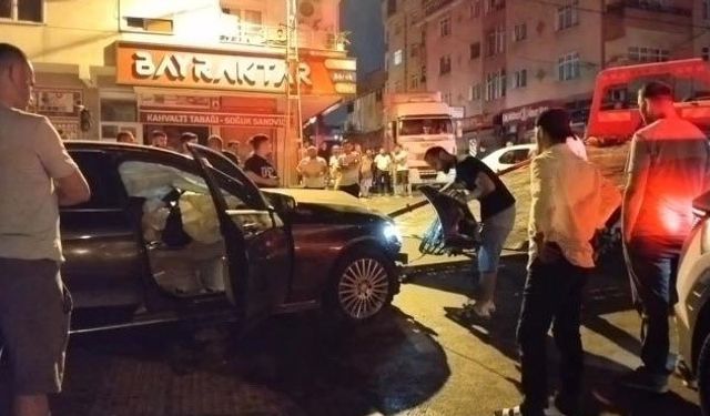 Sultanbeyli’de ters yönde ilerleyen otomobil seyir halindeki araca çarptı: 2 yaralı