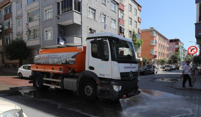 Sultangazi’de cadde ve sokaklar yıkanıyor