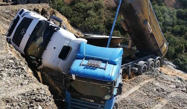 Sultangazi’de döküm sahasında faciadan dönüldü: 3 hafriyat kamyonu boşluğa düştü,