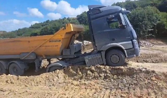 Sultangazi’de döküm sahasında tekrar toprak kaydı, hafriyat kamyonu asılı kaldı