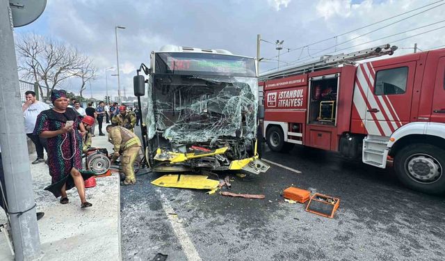 Sultangazi’de İETT otobüsü park halindeki tıra arkadan çarptı: 8 yaralı