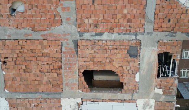 Sultangazi’de yıkım çalışması sırasında duvarları yıkılan bina havadan görüntülendi