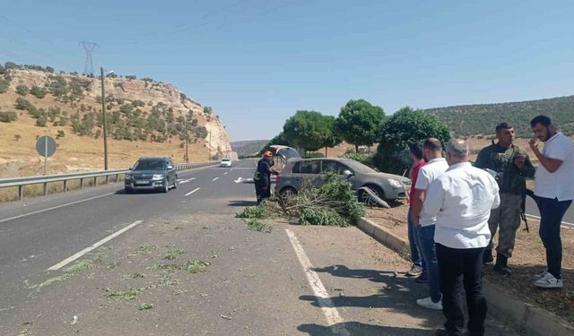 Sürücüsünün kontrolünden çıkan otomobil refüje çıktı: 1 yaralı