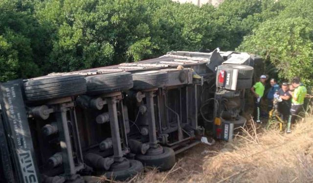 Sürücüsünün kontrolünü kaybettiği tır, karşı şeride geçip bahçeye devrildi