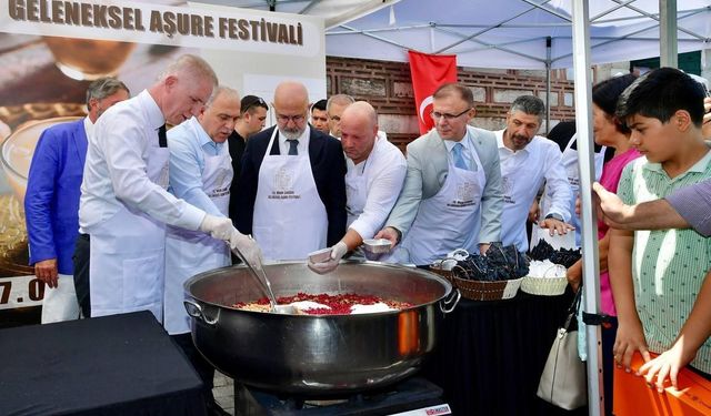 Tarihi Mısır Çarşısı’nda 20 bin kişilik aşure dağıtıldı