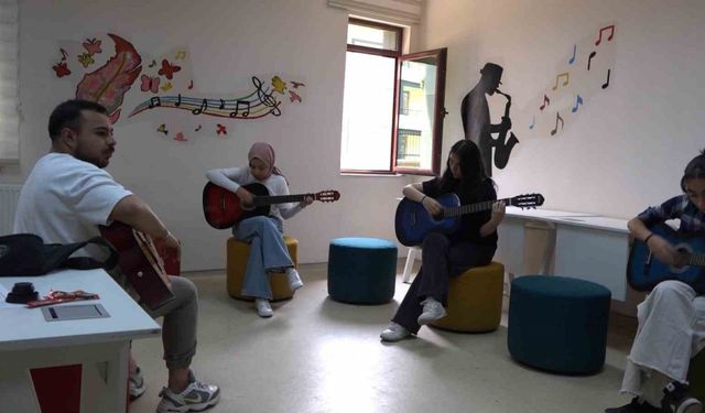 Tatvan Gençlik Merkezi’ndeki gitar kursu yoğun ilgi görüyor