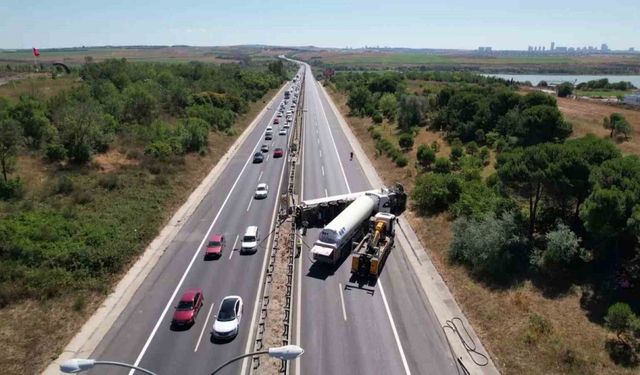 TEM Otoyolu’nda tanker devrildi, İstanbul istikametinde trafik tamamen durdu
