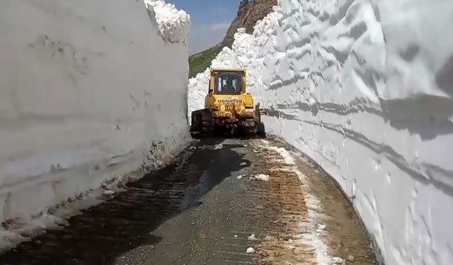Temmuz ayında 8 metrelik karda yol açma çalışması