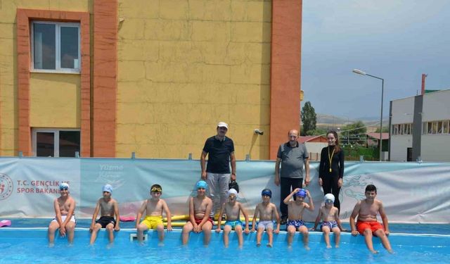Tercan’da yüzme kursu açıldı