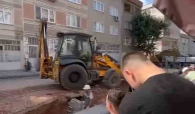 Tıraş olurken yol yapım çalışmasını izledi, gören bir daha baktı