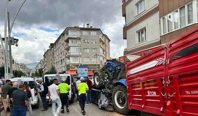 Tokat’ta freni boşalan traktör aracın üstüne çıkarak durabildi