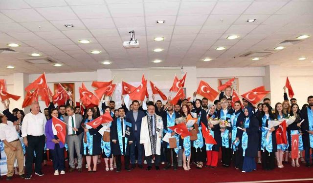 Tomarza Mustafa Akıncıoğlu Meslek Yüksekokulu’nda mezuniyet coşkusu