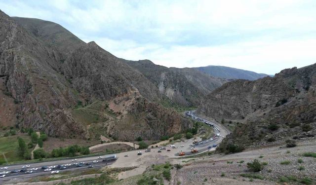 Tortum’da heyelan: Erzurum-Artvin karayolu trafiğe kapandı