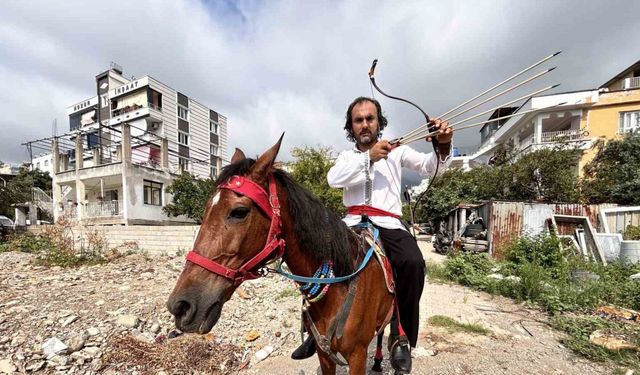 Türk filmlerinden çıkmışçasına sokaklarda atıyla gezen Hataylı Kara Murat, nostalji yaşatıyor