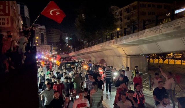 Türkiye çeyrek finale yükseldi, Bursa sokaklara aktı