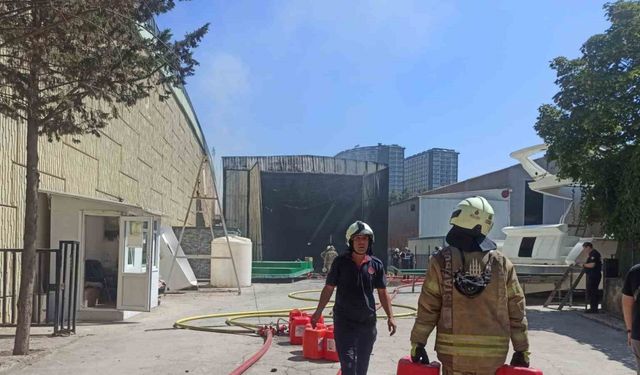 Tuzla’da yat imalathanesinde yangın çıktı