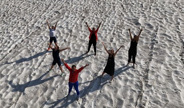 Ülkenin neredeyse tamamı sıcaklardan kavrulurken onlar 3 bin metrede kar üstünde yoga yaptı