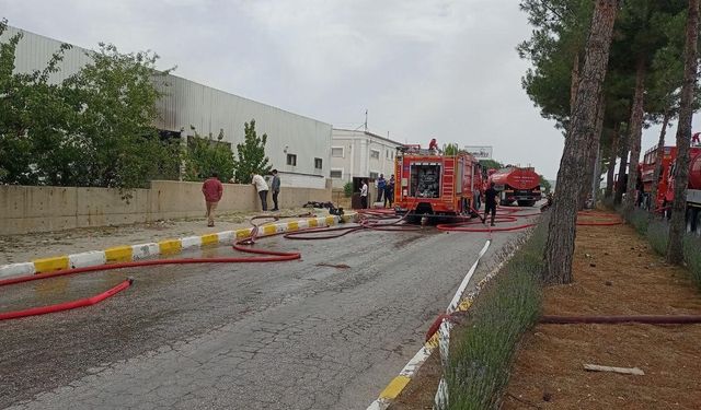 Uşak’ta tekstil fabrikasında çıkan yangın söndürüldü