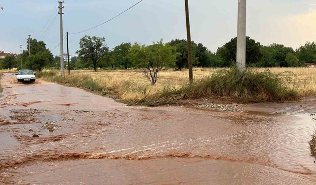 Uşak’ta yağmur ve dolu etkili oldu