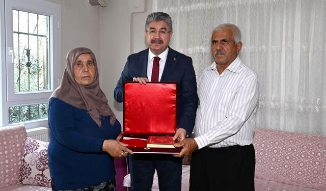 Vali Yılmaz, 15 Temmuz şehidi Mehmet Karacatilki’nin ailesini ziyaret etti