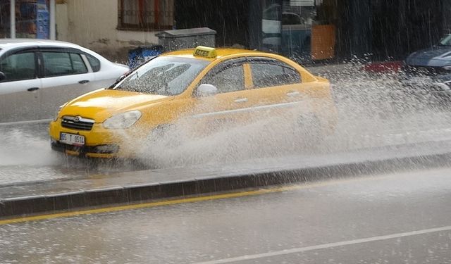 Van’da sağanak yağmur vatandaşları hazırlıksız yakaladı