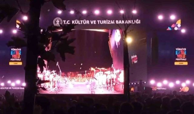 Van’da şarkıcı Bengü’nün konserinde pet şişe fırlatıldı