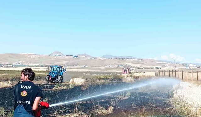 Van’da tarla yangını