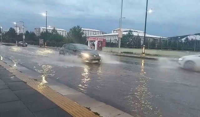 Yağmurda Cumhuriyet Üniversitesi çevresi adeta göle döndü