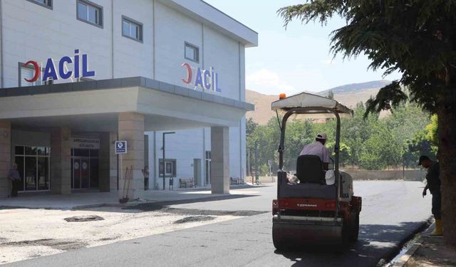 Yahyalı Belediyesi devlet hastanesi acil girişinde asfaltlama yaptı