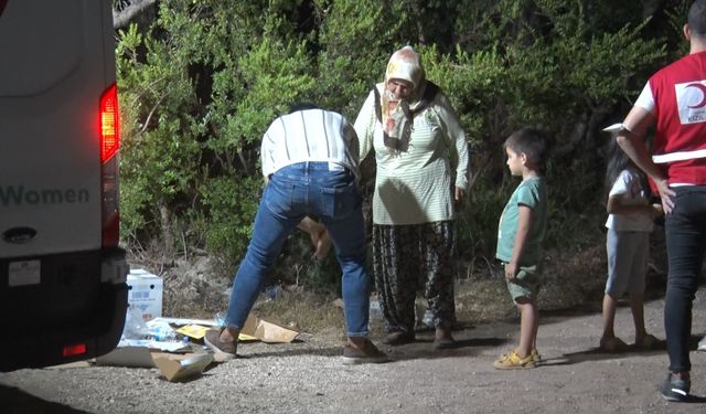 Yangında evlerinden tahliye olan vatandaşlar geceyi araçlarında geçirdi