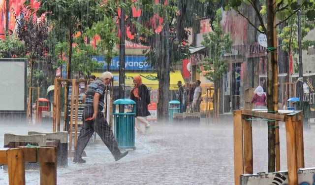 Yaz yağmurunda vatandaşlar sığınacak yer aradı