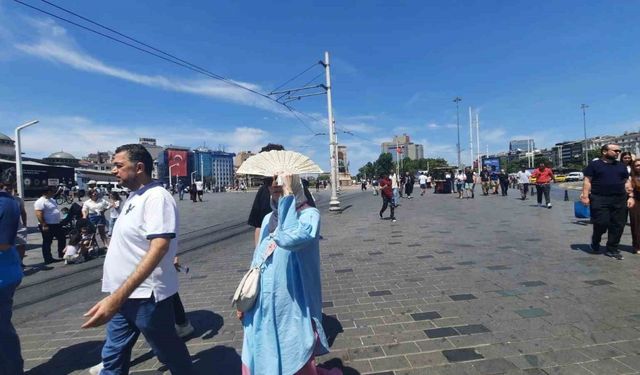 Yerli ve yabancı turistler sıcak havaya rağmen Taksim’e akın etti