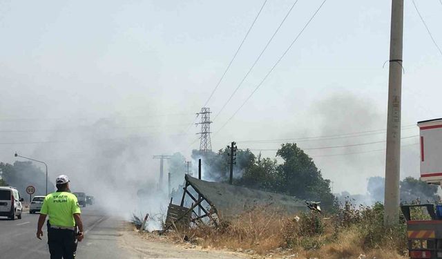 Yol kenarından başlayan yangın depolara sıçramadan söndürüldü