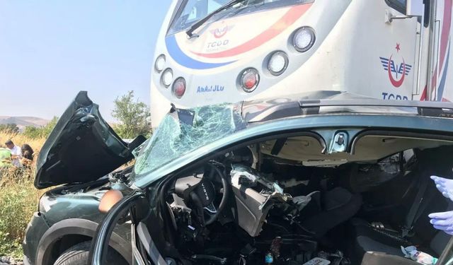 Yolcu treni hemzemin geçitte otomobile çarptı: 3 ölü