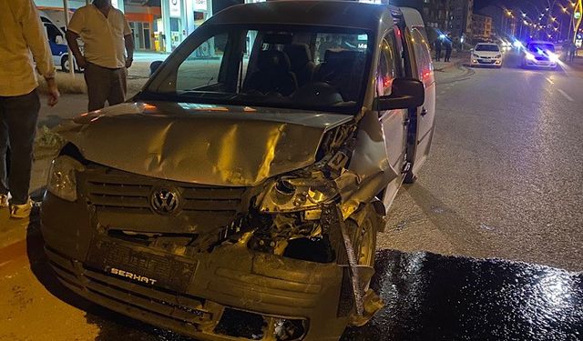 Yüksekova’da 2 araç çarpıştı