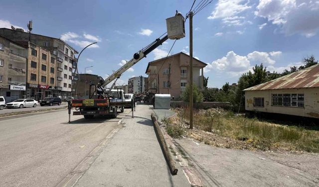 Yüksekova’da tehlike saçan elektrik direği yenilendi