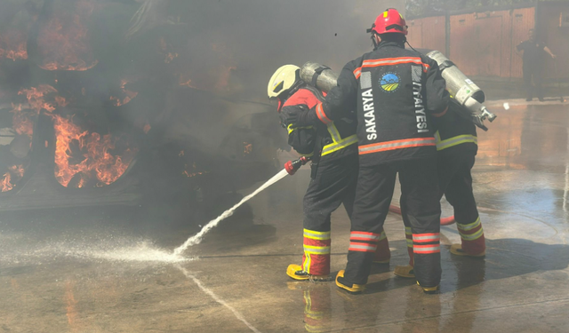 Sakaryalılar yangına müdahaleyi Büyükşehir itfaiyesinden öğreniyor