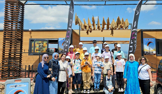 Minikler Paraşüt Tepe’de gökyüzünü renklerle boyadı