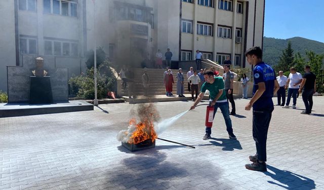 Taraklı'da İtfaiyecilerden Yangın Söndürme Eğitimi ve Tatbikat